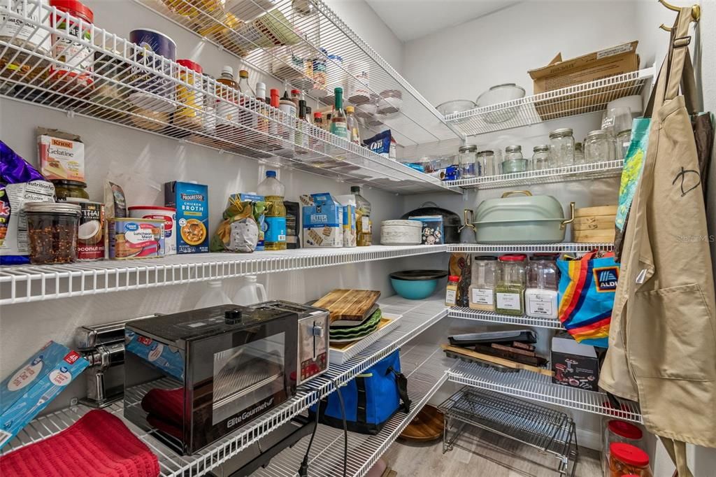 Под контрактом: $359,999 (4 спален, 2 ванн, 1848 Квадратных фут)