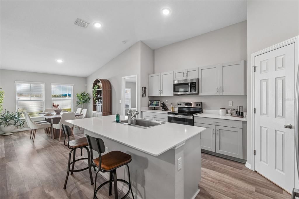 Под контрактом: $359,999 (4 спален, 2 ванн, 1848 Квадратных фут)