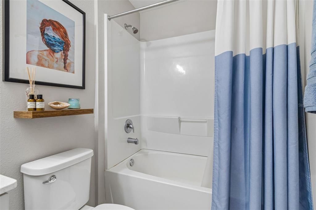 Под контрактом: $359,999 (4 спален, 2 ванн, 1848 Квадратных фут)