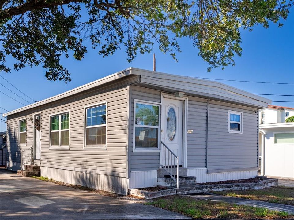 For Sale: $115,000 (1 beds, 1 baths, 700 Square Feet)