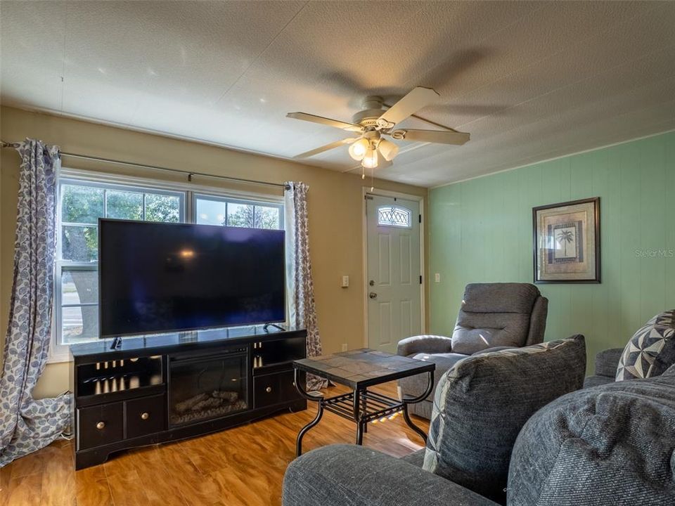 For Sale: $115,000 (1 beds, 1 baths, 700 Square Feet)