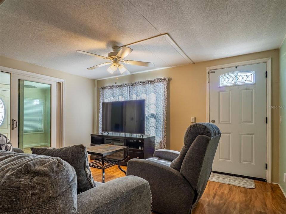 For Sale: $115,000 (1 beds, 1 baths, 700 Square Feet)