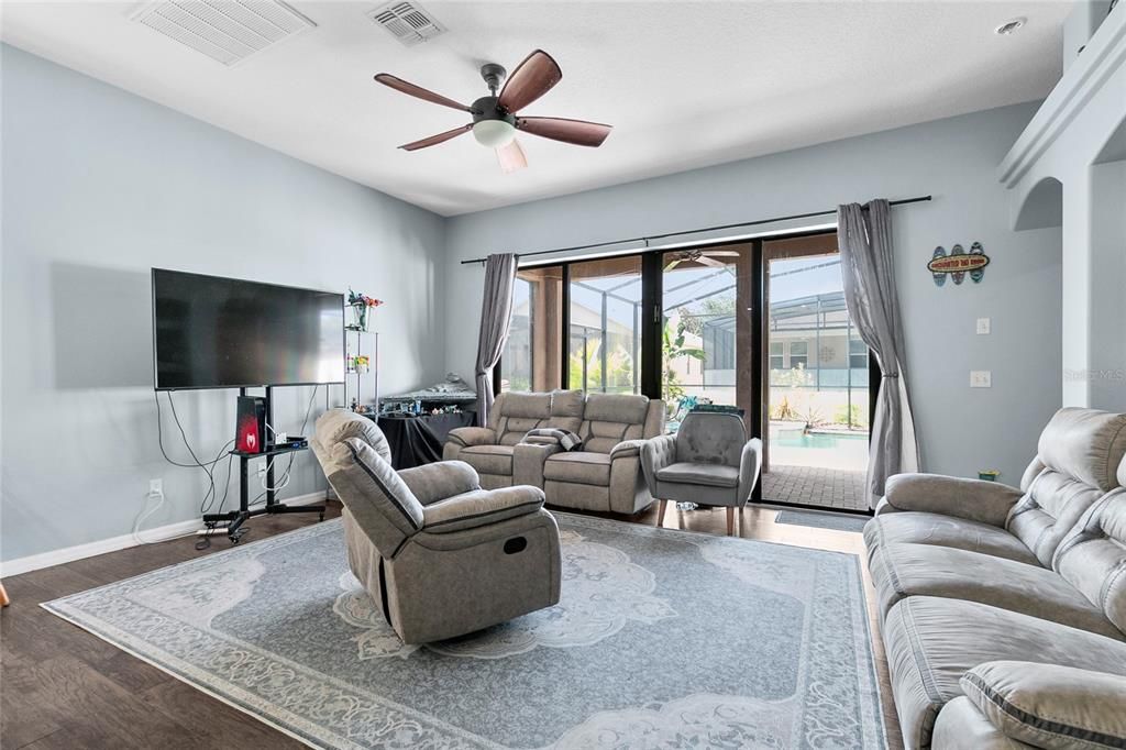 En Venta: $399,000 (6 camas, 4 baños, 2901 Pies cuadrados)