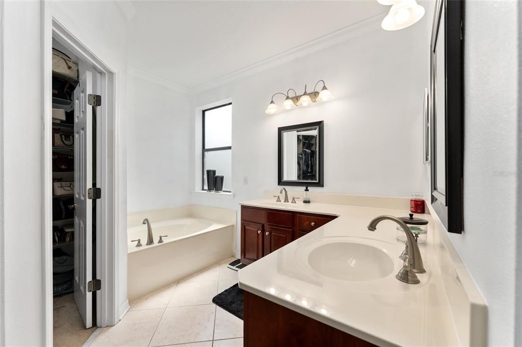 En Venta: $465,000 (4 camas, 3 baños, 2676 Pies cuadrados)