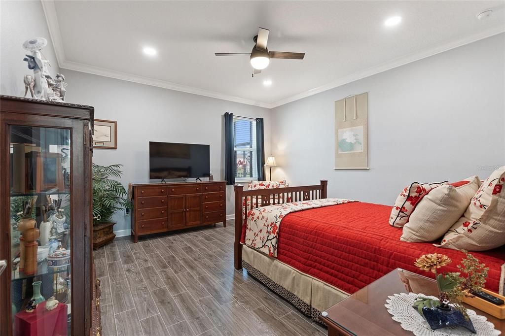 For Sale: $849,000 (6 beds, 4 baths, 3833 Square Feet)