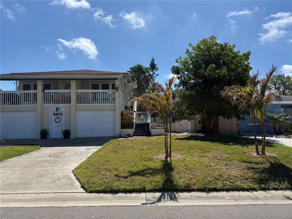 For Rent: $2,400 (2 beds, 1 baths, 768 Square Feet)