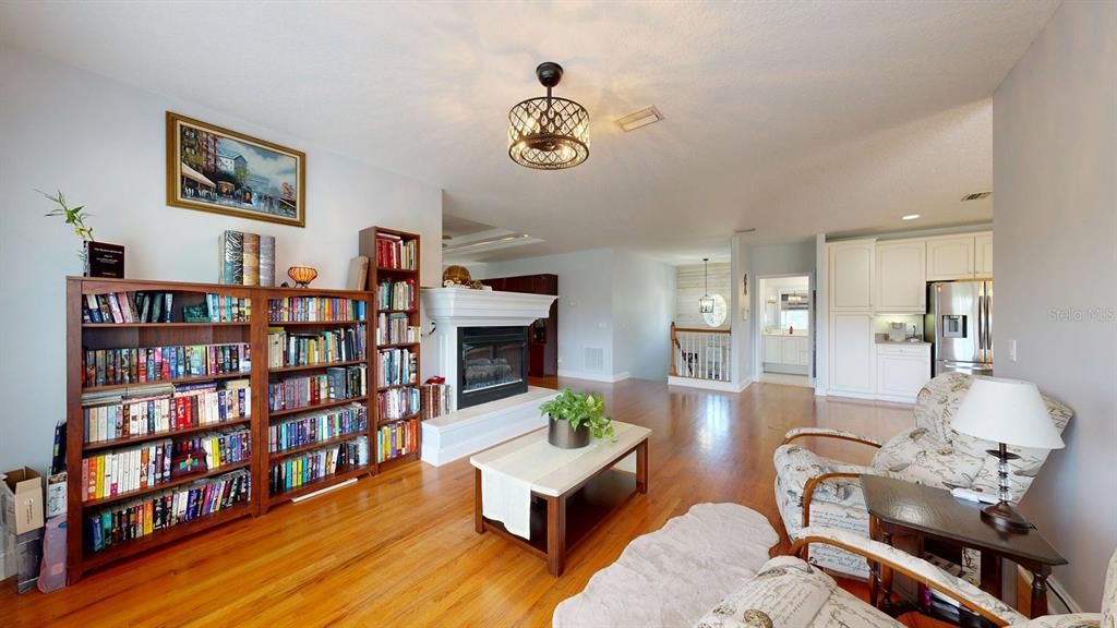 合同活跃: $559,000 (4 贝兹, 2 浴室, 3260 平方英尺)