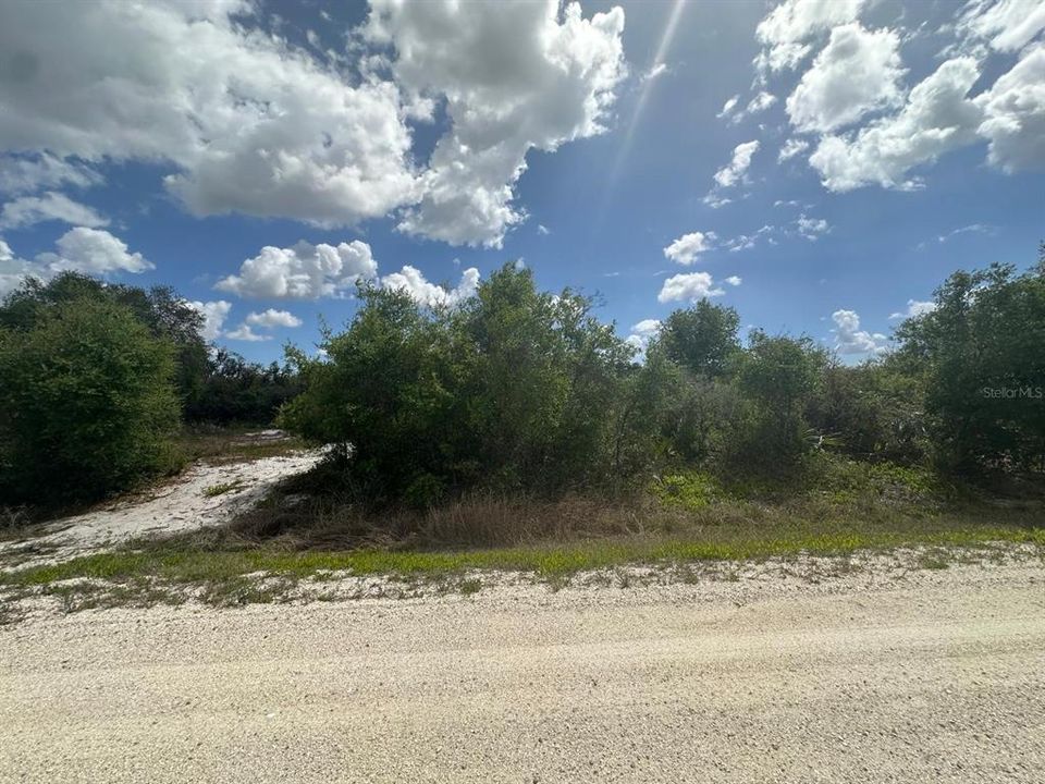 На продажу: $8,000 (0.23 acres)