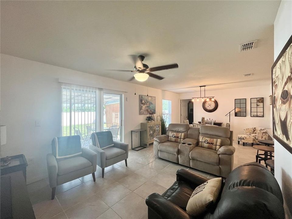 Activo con contrato: $239,000 (3 camas, 2 baños, 1286 Pies cuadrados)