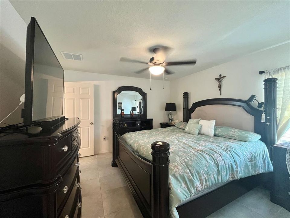 Activo con contrato: $239,000 (3 camas, 2 baños, 1286 Pies cuadrados)