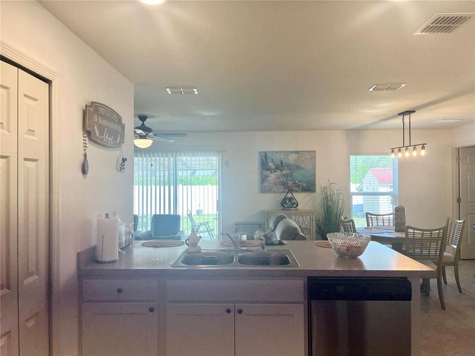 Activo con contrato: $239,000 (3 camas, 2 baños, 1286 Pies cuadrados)