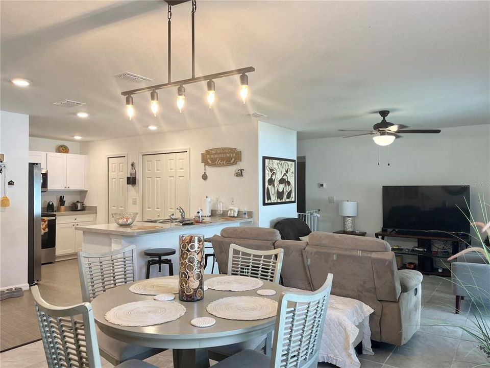 Activo con contrato: $239,000 (3 camas, 2 baños, 1286 Pies cuadrados)
