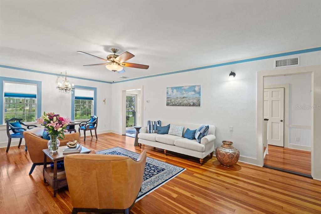 En Venta: $1,399,000 (5 camas, 4 baños, 4948 Pies cuadrados)