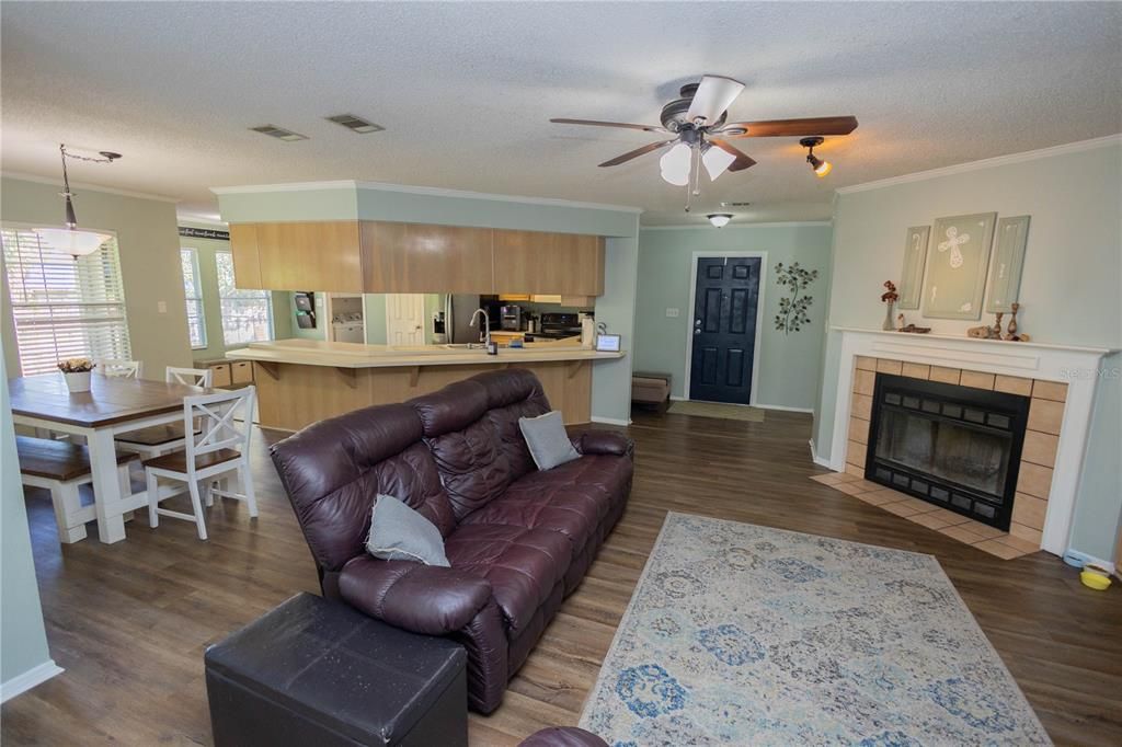 For Sale: $265,000 (3 beds, 2 baths, 1591 Square Feet)