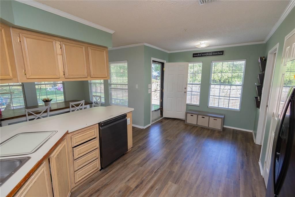 For Sale: $265,000 (3 beds, 2 baths, 1591 Square Feet)