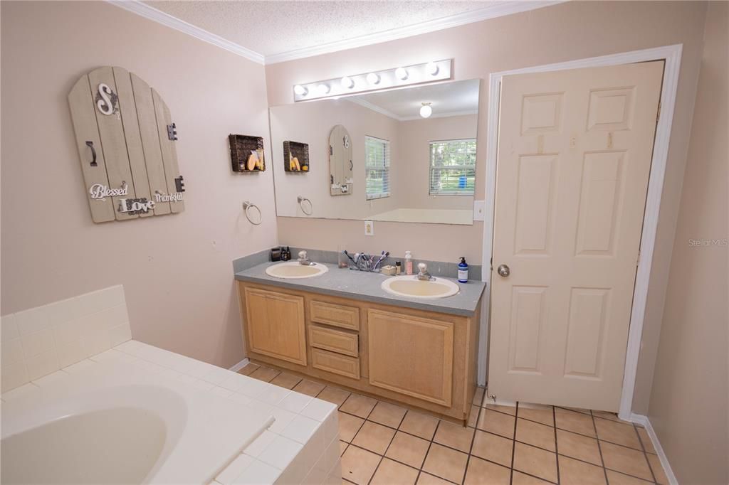 For Sale: $265,000 (3 beds, 2 baths, 1591 Square Feet)