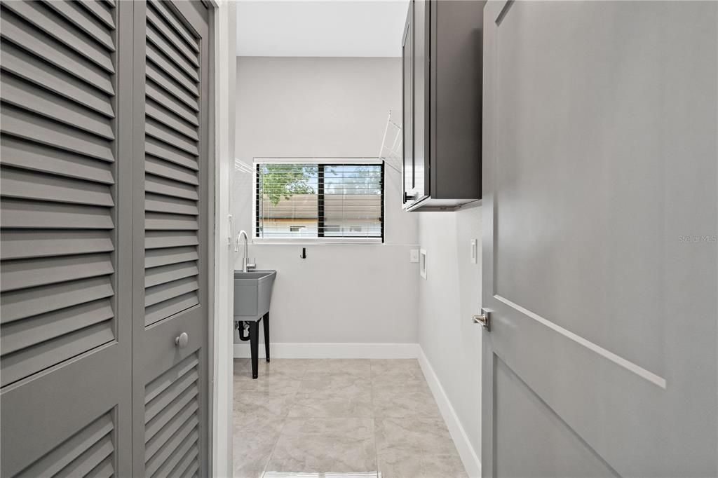 En Venta: $799,000 (4 camas, 3 baños, 3100 Pies cuadrados)