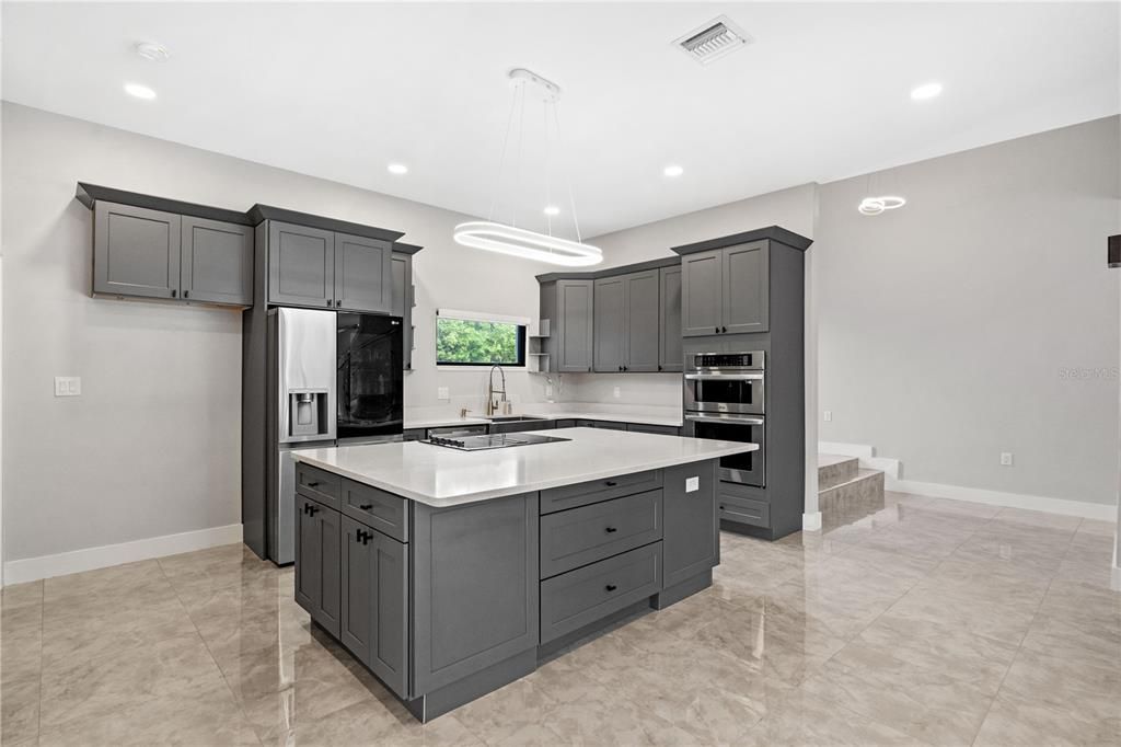 En Venta: $799,000 (4 camas, 3 baños, 3100 Pies cuadrados)