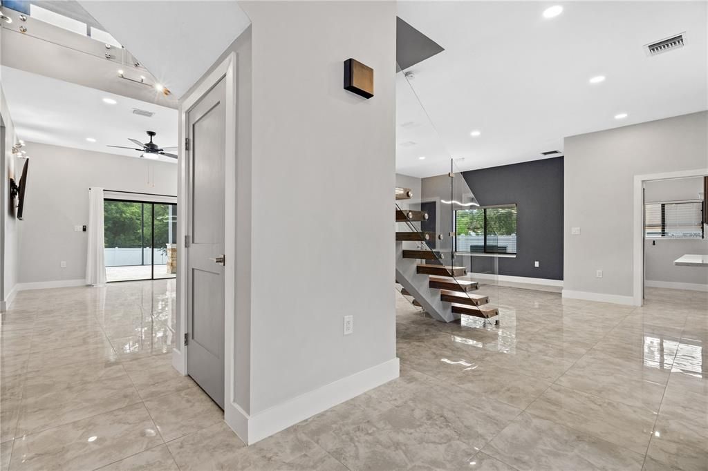 En Venta: $799,000 (4 camas, 3 baños, 3100 Pies cuadrados)