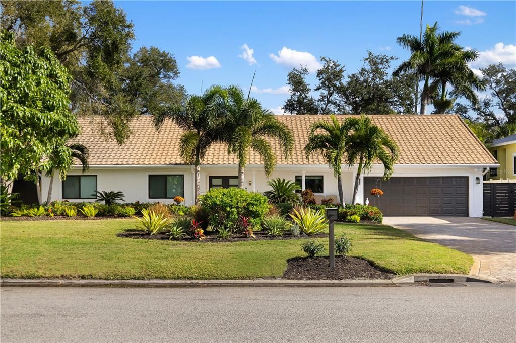 Active With Contract: $2,490,000 (4 beds, 3 baths, 2696 Square Feet)