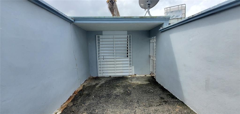 Active With Contract: $250,000 (7 beds, 0 baths, 1612 Square Feet)