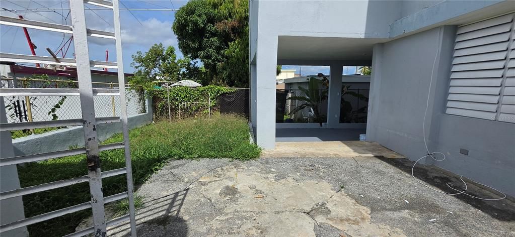 Active With Contract: $250,000 (7 beds, 0 baths, 1612 Square Feet)