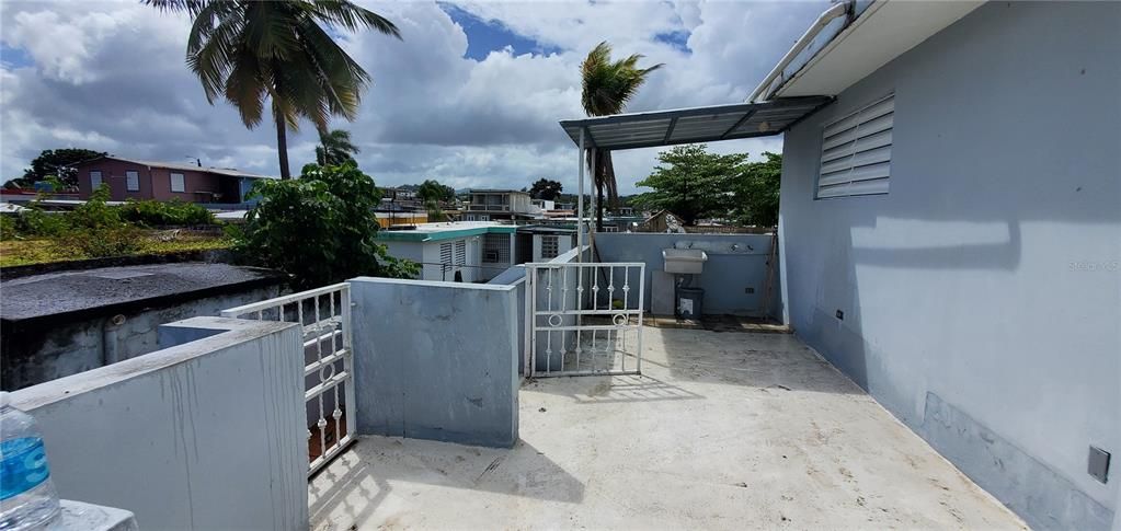 Active With Contract: $250,000 (7 beds, 0 baths, 1612 Square Feet)