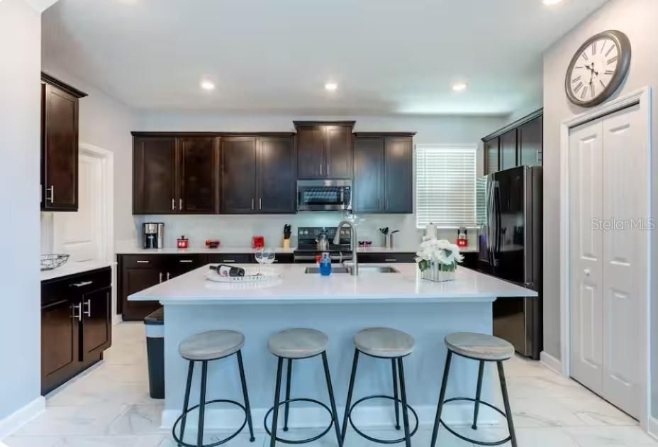 For Sale: $650,000 (5 beds, 5 baths, 2996 Square Feet)