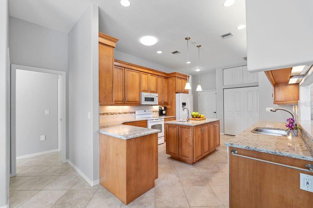 En Venta: $639,900 (3 camas, 2 baños, 2322 Pies cuadrados)