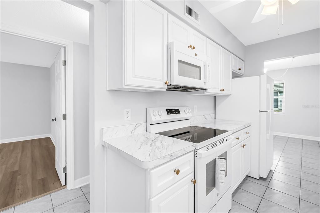 For Sale: $142,500 (1 beds, 1 baths, 722 Square Feet)