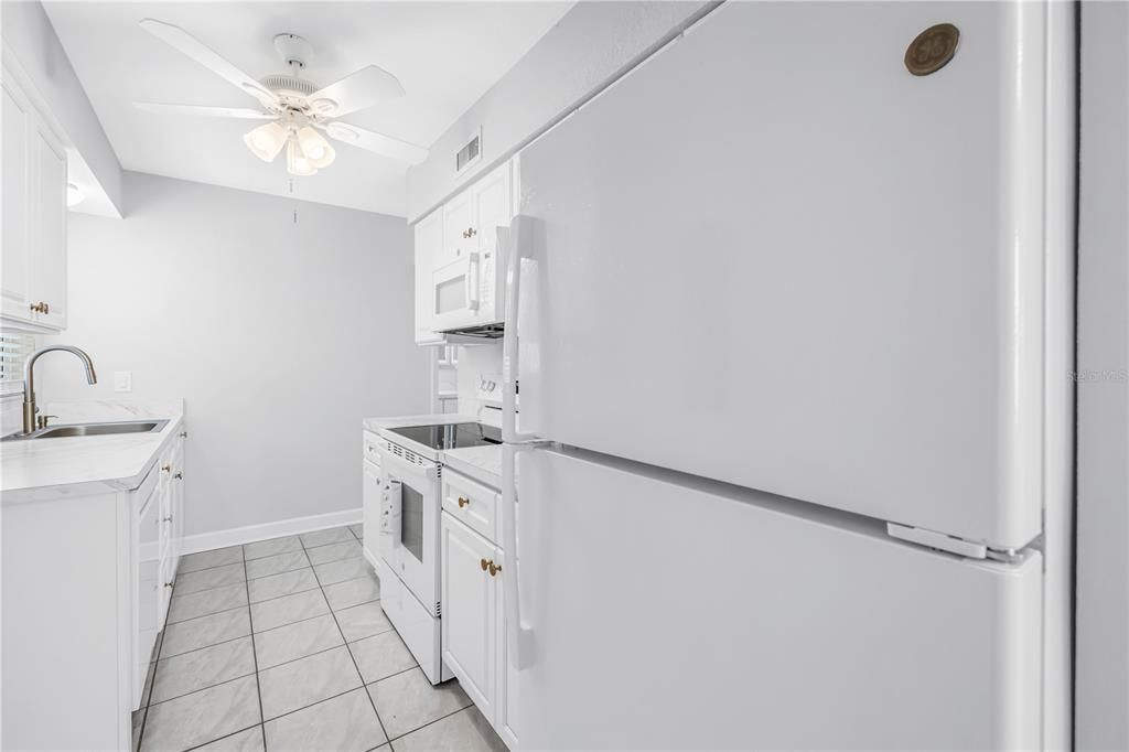 For Sale: $142,500 (1 beds, 1 baths, 722 Square Feet)