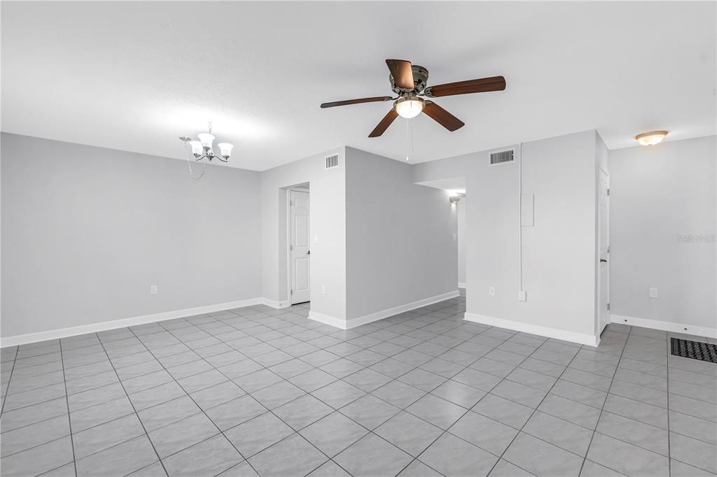 For Sale: $142,500 (1 beds, 1 baths, 722 Square Feet)