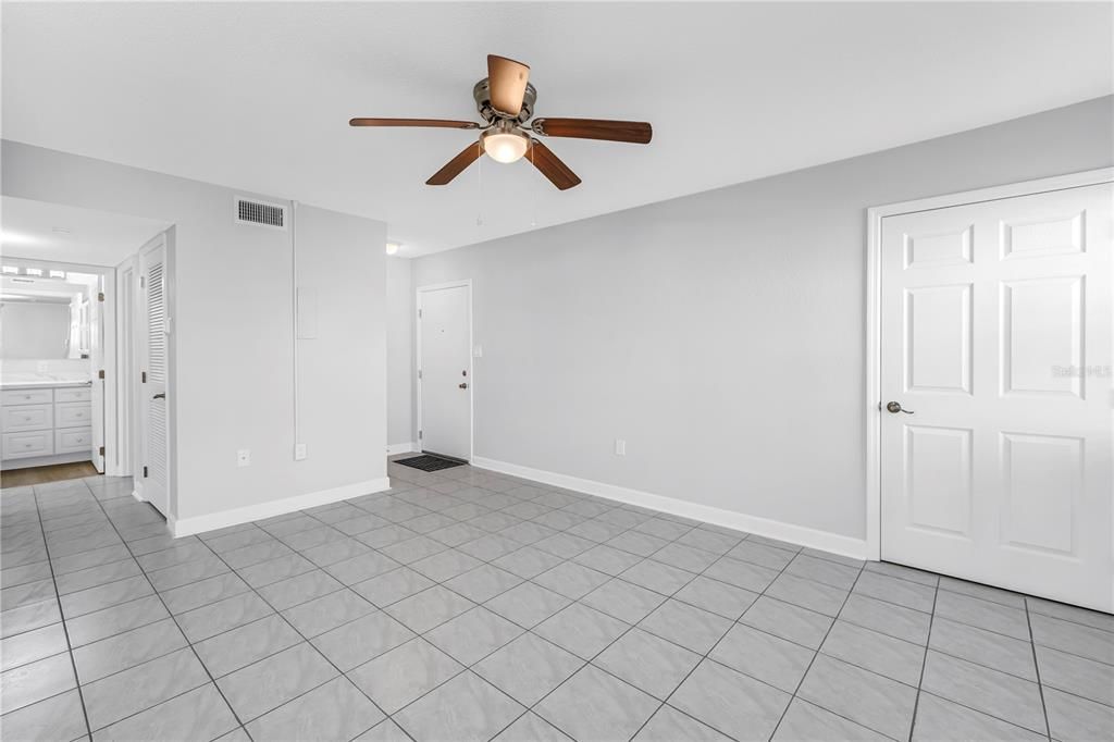 For Sale: $142,500 (1 beds, 1 baths, 722 Square Feet)