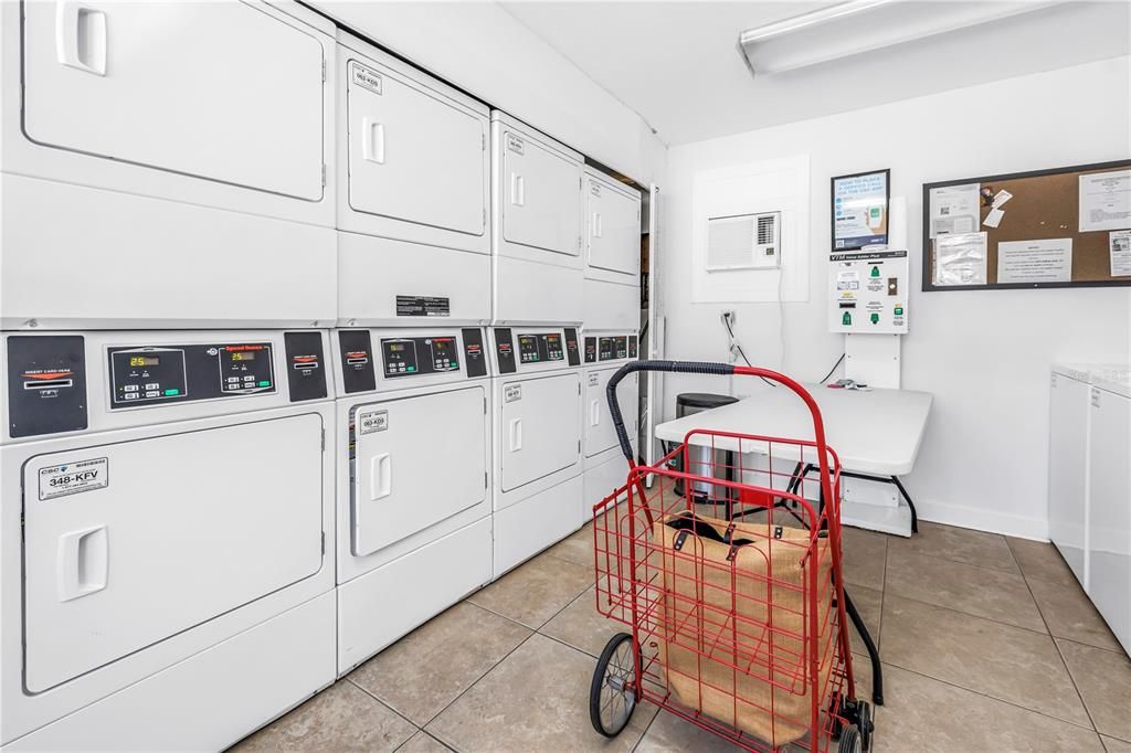 For Sale: $142,500 (1 beds, 1 baths, 722 Square Feet)