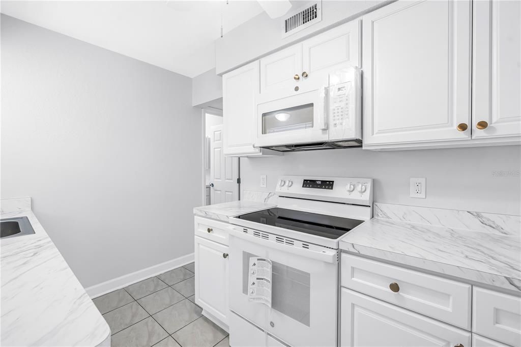 For Sale: $142,500 (1 beds, 1 baths, 722 Square Feet)