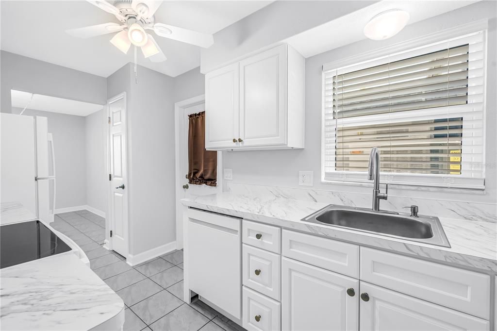 For Sale: $142,500 (1 beds, 1 baths, 722 Square Feet)