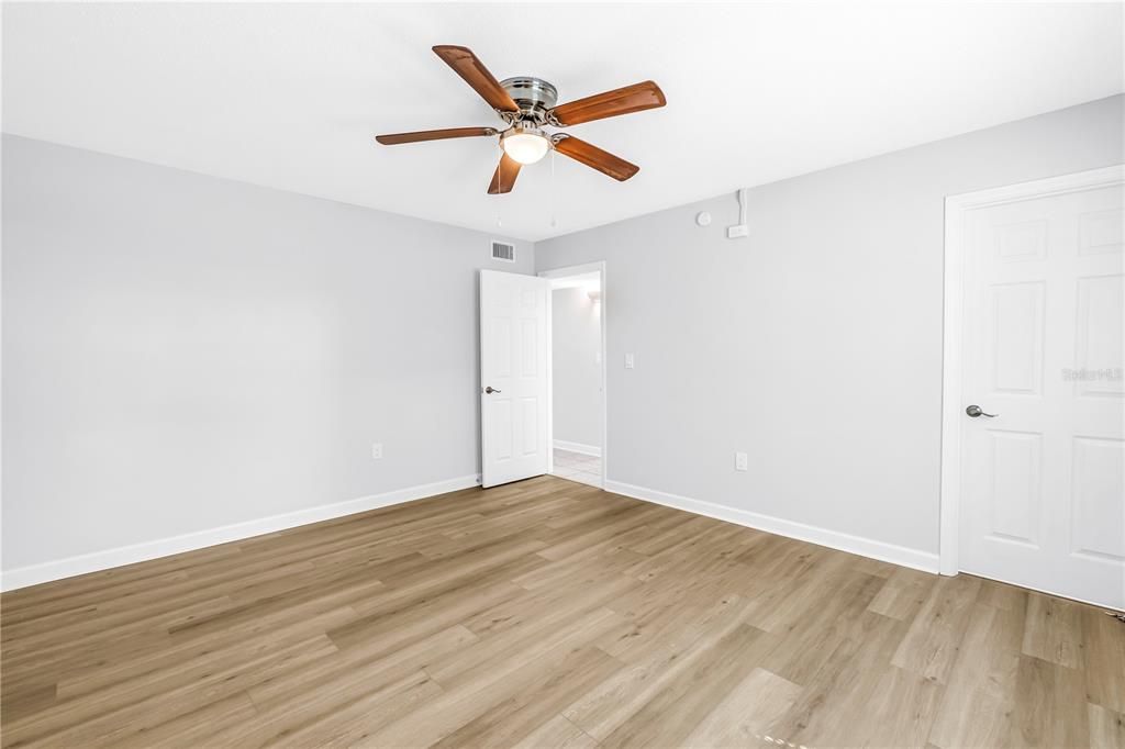 For Sale: $142,500 (1 beds, 1 baths, 722 Square Feet)