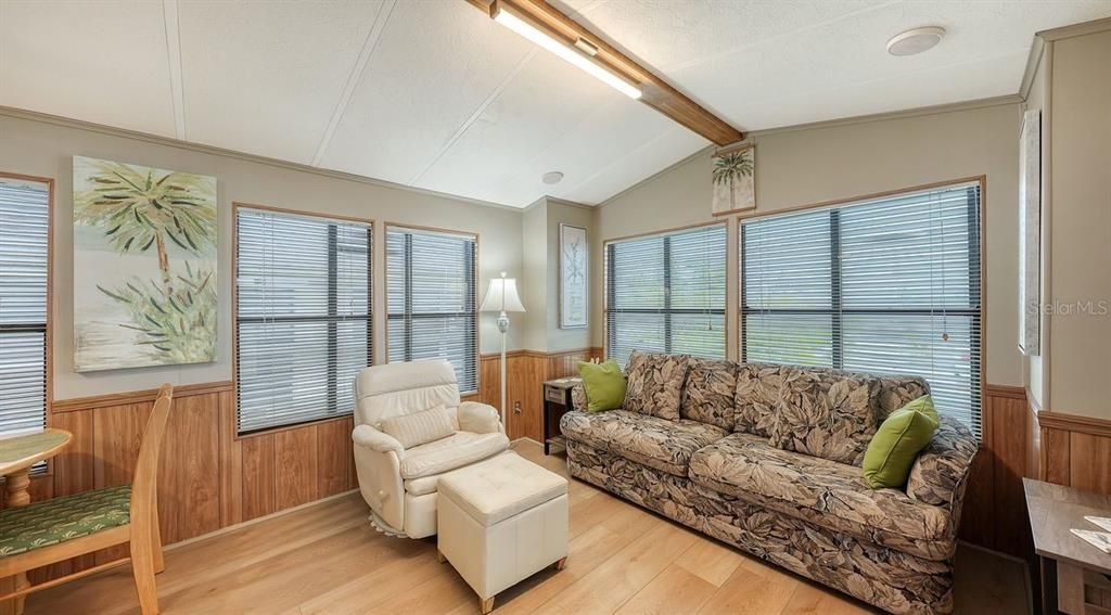 For Sale: $80,000 (1 beds, 1 baths, 416 Square Feet)