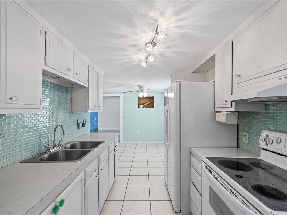 На продажу: $229,000 (2 спален, 1 ванн, 923 Квадратных фут)