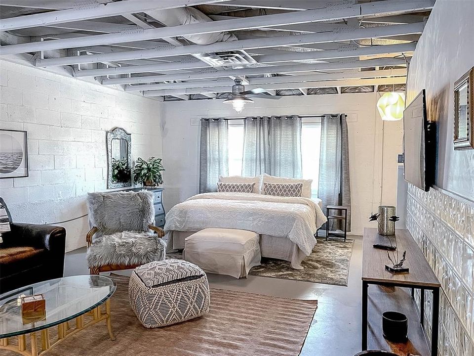 For Rent: $1,700 (0 beds, 1 baths, 900 Square Feet)