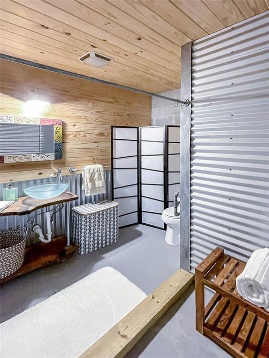 For Rent: $1,700 (0 beds, 1 baths, 900 Square Feet)