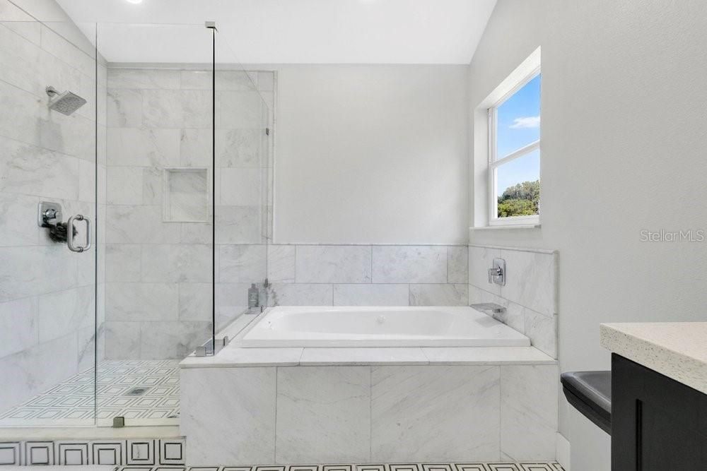 En Venta: $630,000 (4 camas, 2 baños, 2331 Pies cuadrados)