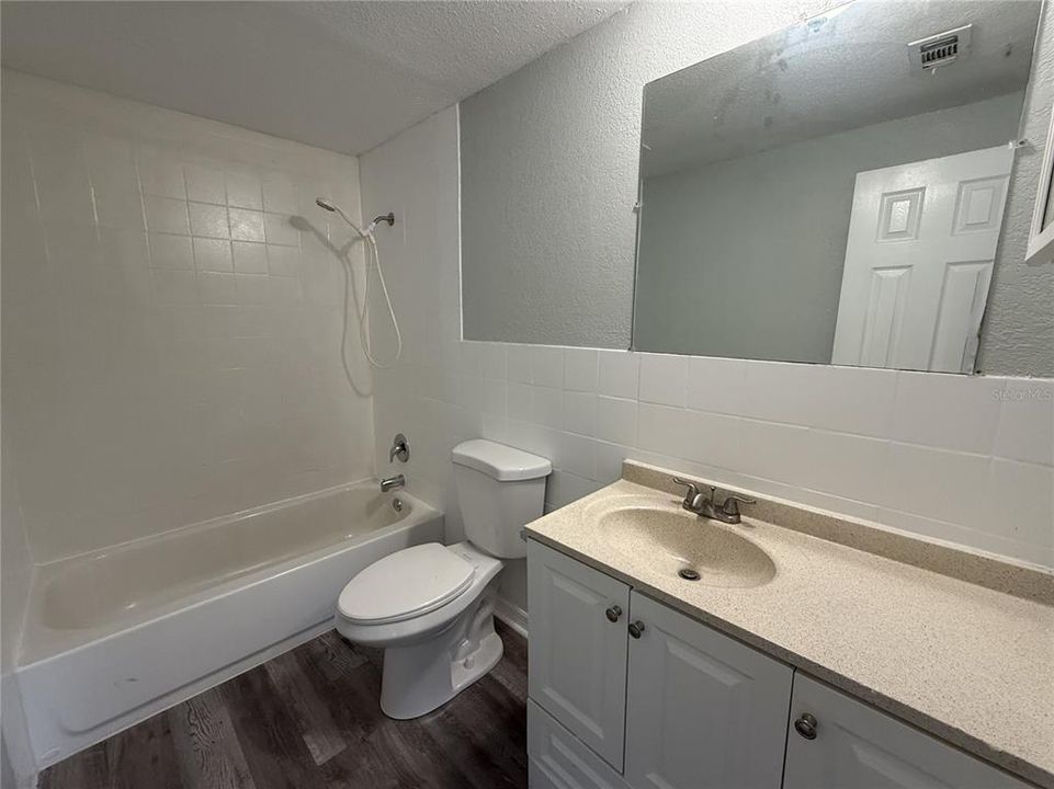 For Rent: $1,300 (2 beds, 1 baths, 714 Square Feet)
