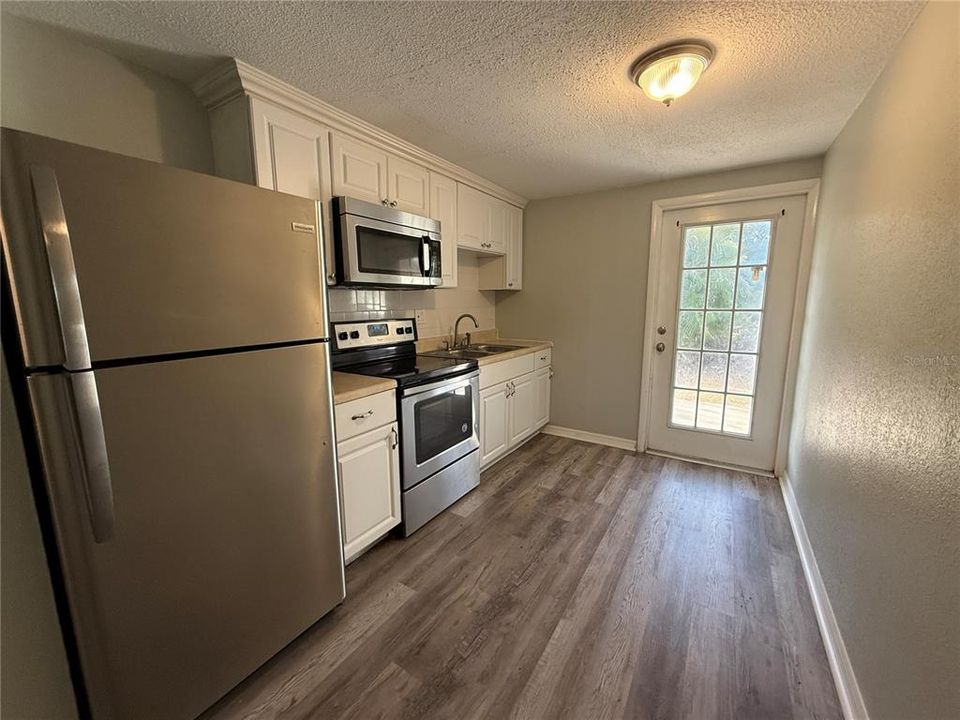 For Rent: $1,300 (2 beds, 1 baths, 714 Square Feet)
