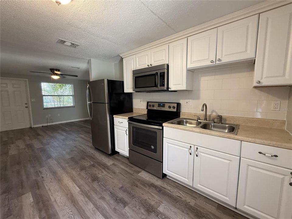 For Rent: $1,300 (2 beds, 1 baths, 714 Square Feet)