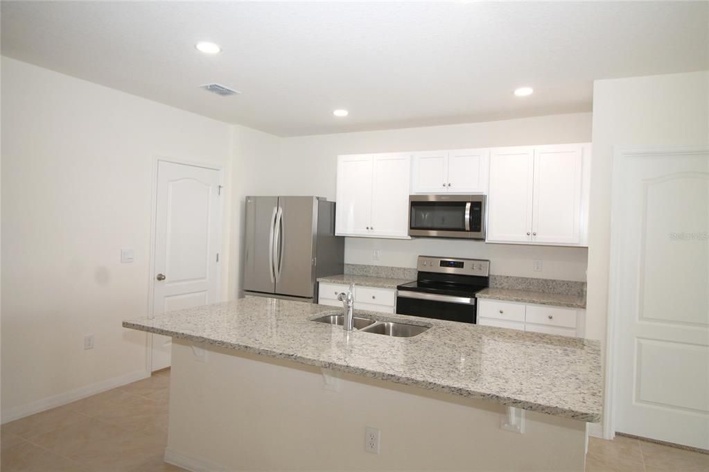 For Rent: $2,400 (3 beds, 2 baths, 1690 Square Feet)