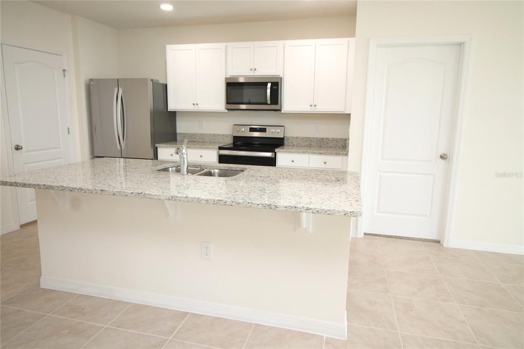 For Rent: $2,400 (3 beds, 2 baths, 1690 Square Feet)