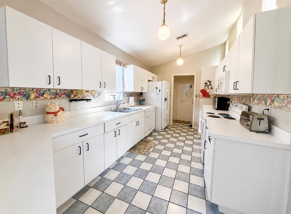For Sale: $315,000 (2 beds, 2 baths, 1692 Square Feet)