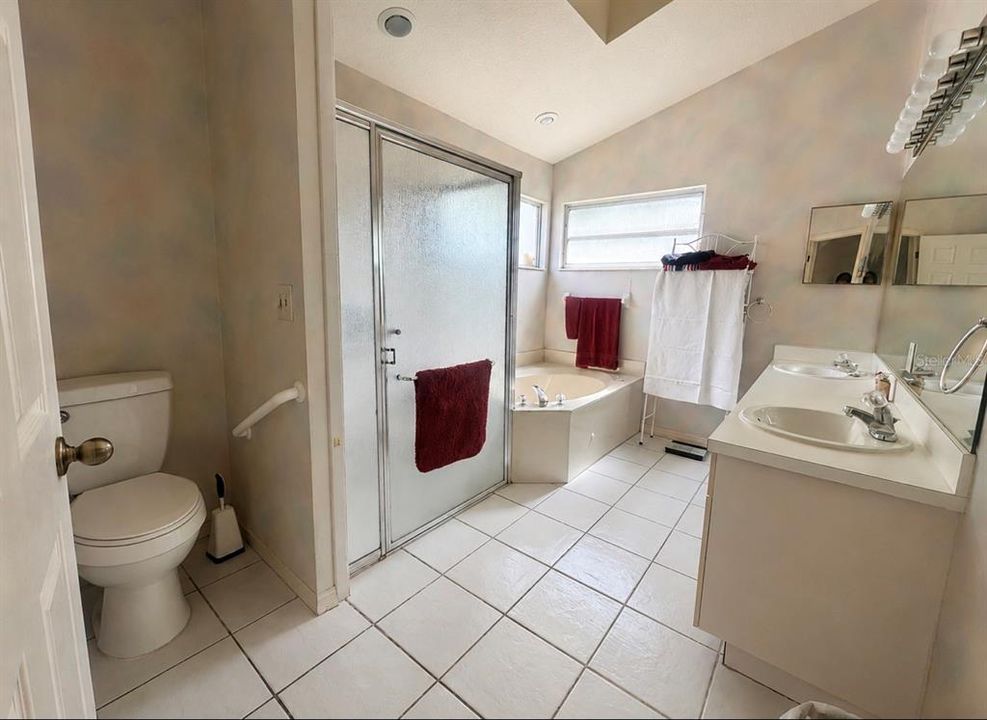 For Sale: $315,000 (2 beds, 2 baths, 1692 Square Feet)