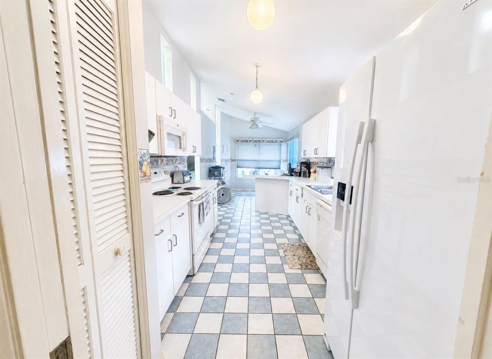 For Sale: $315,000 (2 beds, 2 baths, 1692 Square Feet)